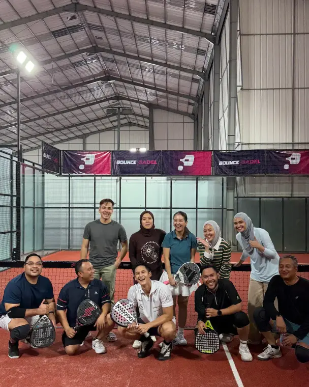 Players posing on a terracotta court
